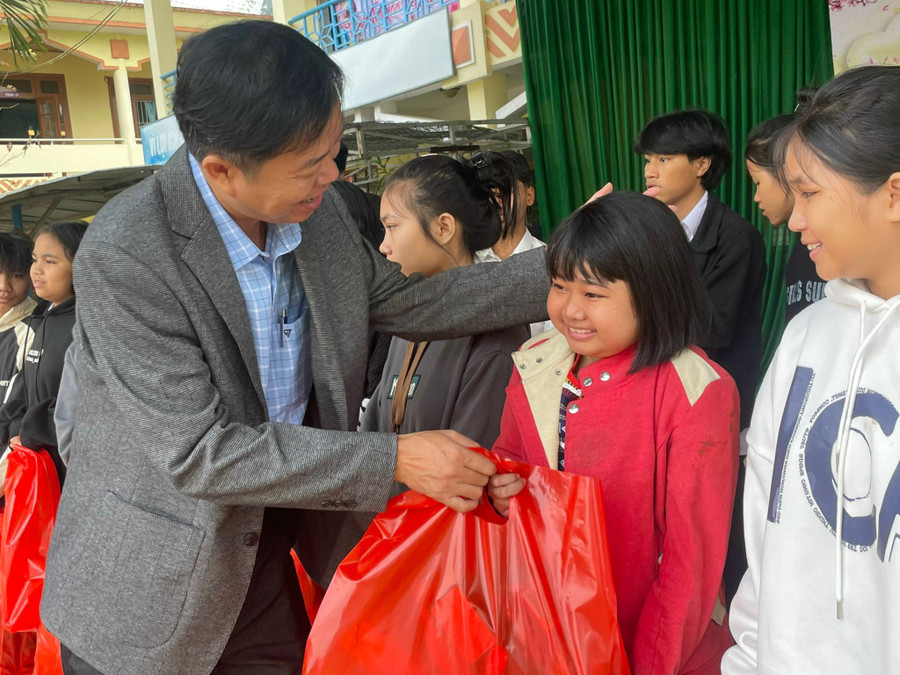 Thầy Bùi Ngọc Luận, Hiệu trưởng Trường Phổ thông dân tộc nội trú Nam Trà My (Quảng Nam) trao quà cho học sinh trước kỳ nghỉ Tết Nguyên đán. Thầy Bùi Ngọc Luận, Hiệu trưởng Trường Phổ thông dân tộc nội trú Nam Trà My (Quảng Nam) trao quà cho học sinh trước kỳ nghỉ Tết Nguyên đán.