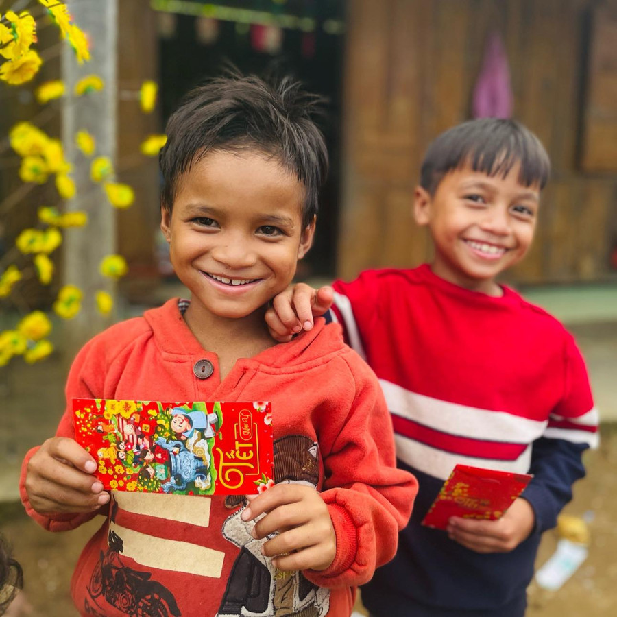 Niềm vui của học sinh các điểm trường tham gia chương trình Đưa Tết lên núi khi nhận được lì xì trước kỳ nghỉ Tết Nguyên đán. (Ảnh: CLB Bạn thương nhau). Niềm vui của học sinh các điểm trường tham gia chương trình Đưa Tết lên núi khi nhận được lì xì trước kỳ nghỉ Tết Nguyên đán. (Ảnh: CLB Bạn thương nhau).