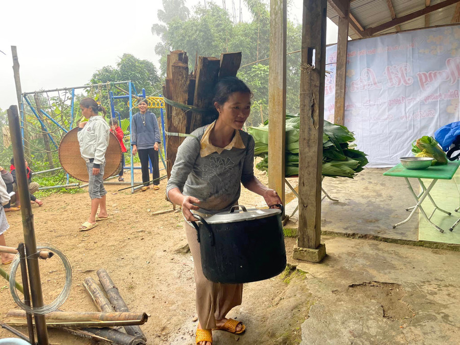 Phụ huynh điểm trường Lang Lương cùng tham gia chương trình Đưa Tết lên núi. (Ảnh: Trà Thu) Phụ huynh điểm trường Lang Lương cùng tham gia chương trình Đưa Tết lên núi. (Ảnh: Trà Thu)