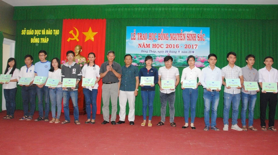 Sinh viên nhận học bổng Nguyễn Sinh Sắc