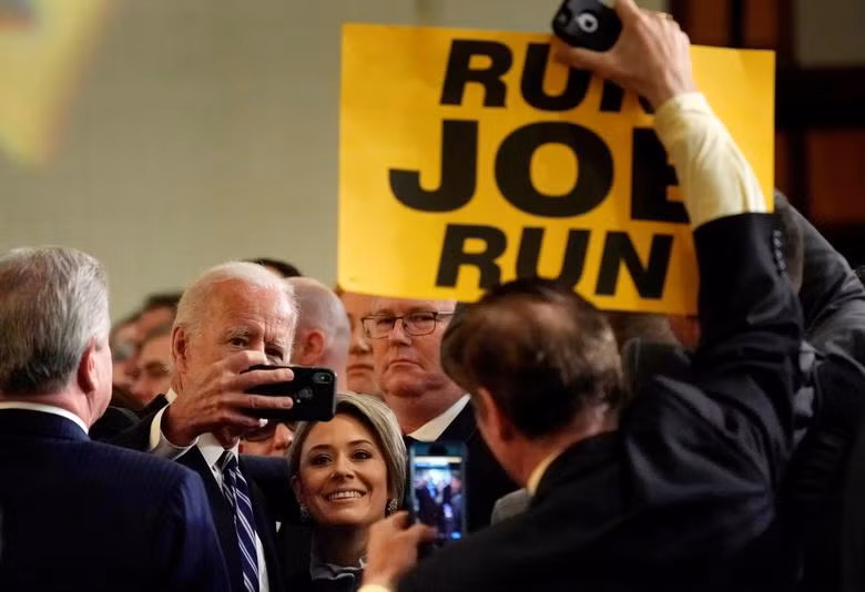 Cựu Phó Tổng thống Joe Biden chụp ảnh tự sướng sau khi phát biểu trước Hiệp hội Lực lượng Phòng cháy chữa cháy Quốc tế ở Washington, ngày 12 tháng 3 năm 2019. REUTERS/Kevin Lamarque.