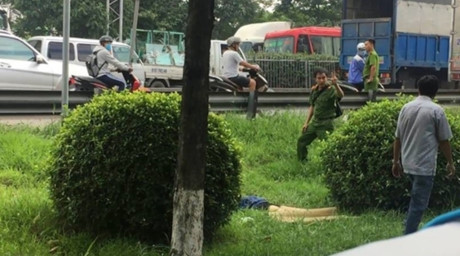 Làm rõ nguyên nhân cô gái dính đầy máu chết dưới chân cầu - Ảnh 1 Lam ro nguyen nhan co gai dinh day mau chet duoi chan cau - Anh 1