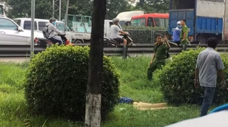 Lam ro nguyen nhan co gai dinh day mau chet duoi chan cau - Anh 1