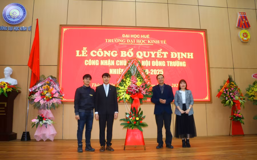 Ban giám hiệu Trường ĐH Kinh tế - ĐH Huế tặng hoa chúc mừng