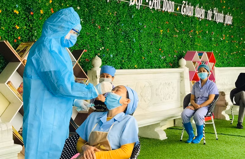 Lấy mẫu xét nghiệm tại các cơ sở trường học.