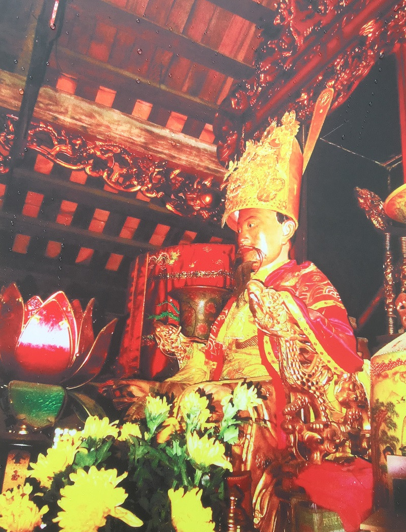 Tượng vua Ngô Quyền trong Đền thờ tại Đường Lâm. Tượng vua Ngô Quyền trong Đền thờ tại Đường Lâm.
