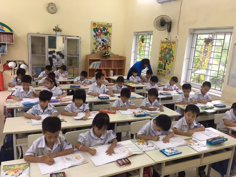 Cô và trò Trường TH Ninh Thắng (Hoa Lư - Ninh Bình) trong tiết Tiếng Việt 1.