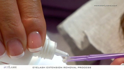 Ngoài ra, nhiều loại keo nối mi khi gặp nước như khi đi trời mưa, rửa mặt hay đi biển thì keo rất dễ bong, dễ bị rụng phần mi giả. Mặt khác, lớp mi nhân tạo sẽ phải đè lên hàng mi thật ở thời gian dài, gây lão hóa và rụng toàn bộ mi thật, trông rất phản cảm. nối mi