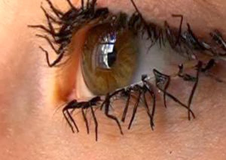 Khi dán mi giả hoặc nối mi, bụi bẩn và vi khuẩn cũng bị mắc kẹt với chất keo dính trên lông mi, đây cũng là nguyên nhân gây viêm mắt, rụng lông mi, gây mất thẩm mỹ. nối mi