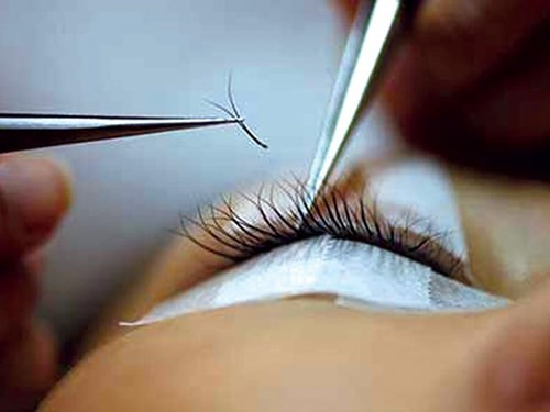 Việc dùng keo có thể dẫn tới biến chứng khi nối mi hết sức nguy hiểm. Thực tế, khi nối mi bạn phải dùng keo gắn lông mi vào mắt nên rất dễ xảy ra tình trạng dính keo vào giác mạc. Nếu lỡ tay dụi mắt khi keo chưa khô sẽ khiến keo bị dính vào niêm mạc khiến có thể gây sưng viêm nặng. nối mi