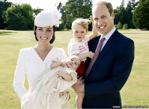 Công chúa Charlotte chụp ảnh cùng bố mẹ và anh trai, Hoàng tử George. Ảnh: Mario Testino