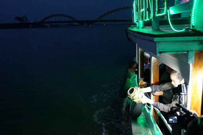 Thuyền tang di chuyển trên sông Hàn để cố nhạc sĩ nhìn quê hương thân yêu lần cuối. Thuyền tang di chuyển trên sông Hàn để cố nhạc sĩ nhìn quê hương thân yêu lần cuối.