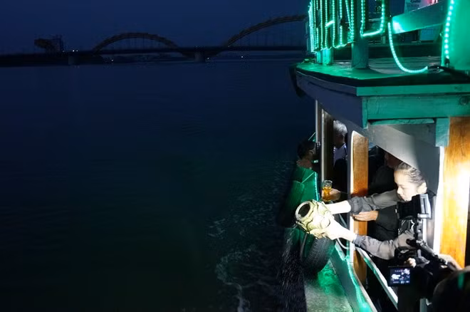 Thuyền tang di chuyển trên sông Hàn để cố nhạc sĩ nhìn quê hương thân yêu lần cuối. Thuyền tang di chuyển trên sông Hàn để cố nhạc sĩ nhìn quê hương thân yêu lần cuối.