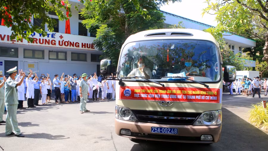 Đoàn y, bác sĩ lên đường chi viện Trung tâm hồi sức Covid-19 tại TP.HCM.