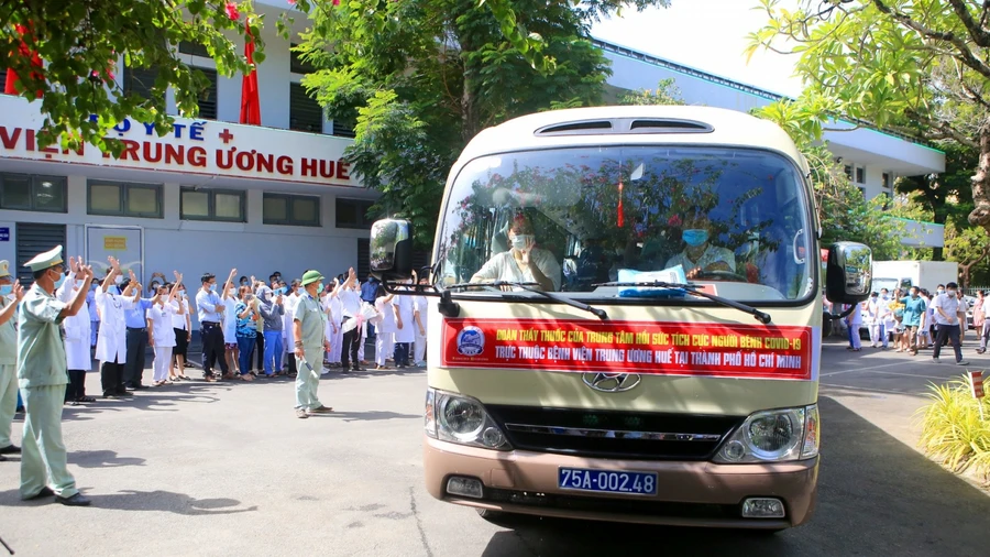 Đoàn y, bác sĩ lên đường chi viện Trung tâm hồi sức Covid-19 tại TP.HCM.