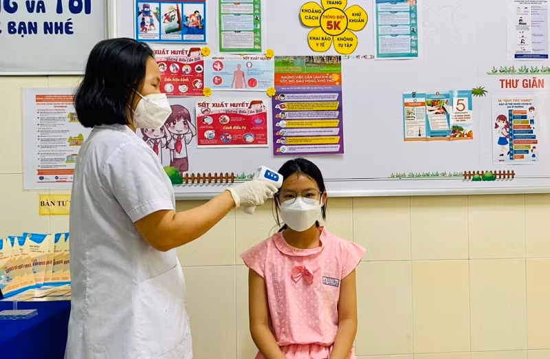 Cô Hường, nhân viên y tế Trường Tiểu học Lê Văn Việt kiểm tra sức khỏe cho học sinh.