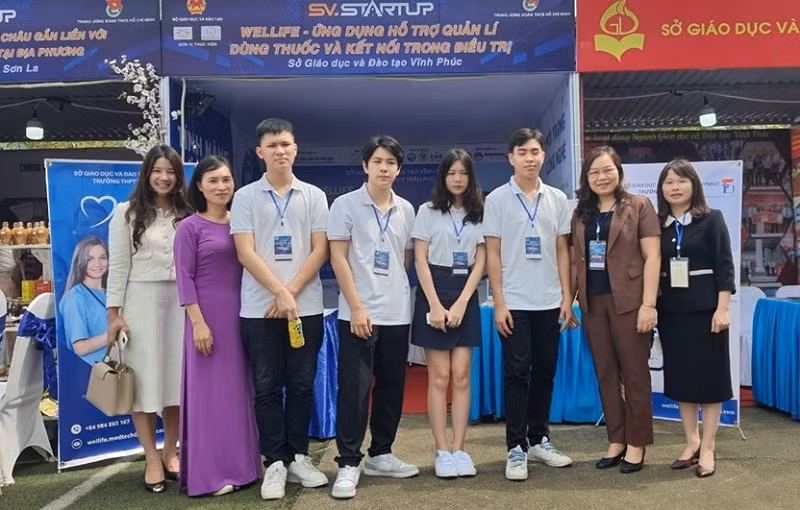 4 thành viên sáng lập dự án WELLIFE (ở giữa) cùng lãnh đạo Trường THPT Trần Phú. Ảnh: Nhật Tân