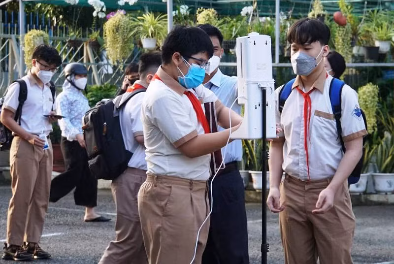 Học sinh Trường THCS Lương Định Của luôn thực hiện tốt các biện pháp phòng, chống dịch bệnh Covid-19 khi đến trường học trực tiếp.