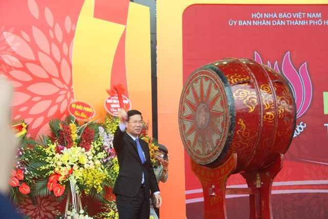 Ông Võ Văn Thưởng, Ủy viên Bộ Chính trị, Bí thư Trung ương Đảng, Trưởng ban Tuyên giáo Trung ương đánh trống khai Hội Báo toàn quốc 2018.