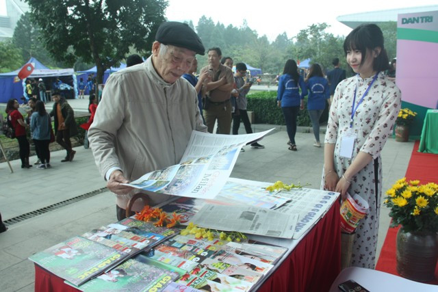 Độc giả đọc báo Giáo dục và Thời đại tại gian trưng bày