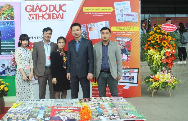 Gian trưng bày của báo Giáo dục và Thời đại tại Hội báo