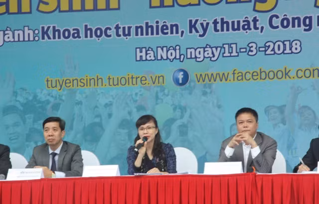 Bà Nguyễn Thị Kim Phụng trả lời trong buổi tư vấn tuyển sinh