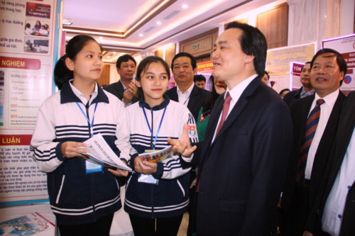 Bộ trưởng Phùng Xuân Nhạ trực tiếp hỏi thăm một số học sinh là tác giả, nhóm tác giả tham dự cuộc thi