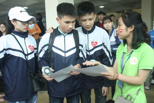 Học sinh tìm hiểu về ngành học tại Trường ĐH Mỏ - Địa chất trong ngày hội Openday