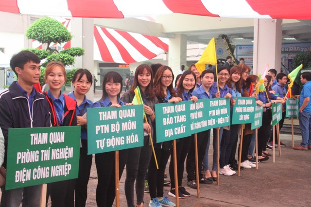 Sinh viên Trường ĐH Mỏ - Địa chất tham gia hướng dẫn học sinh tham quan nhà trường