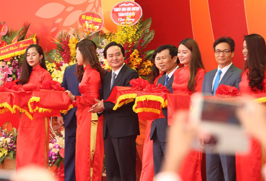 Lãnh đạo Đảng, Nhà nước cắt băng khai mạc Hội báo xuân toàn quốc 2018.