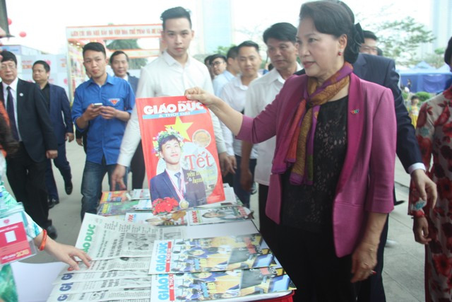 Chủ tịch Quốc hội Nguyễn Thị Kim Ngân hỏi thăm về các ấn phẩm của Báo Giáo dục và Thời đại