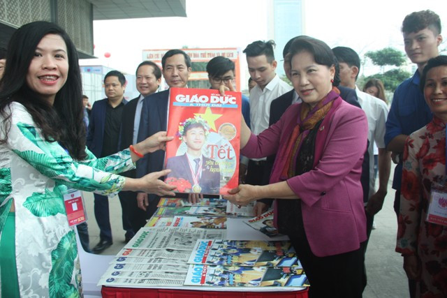 Chủ tịch Quốc hội Nguyễn Thị Kim Ngân lưu lại gian trưng bày của báo Giáo dục và Thời đại.