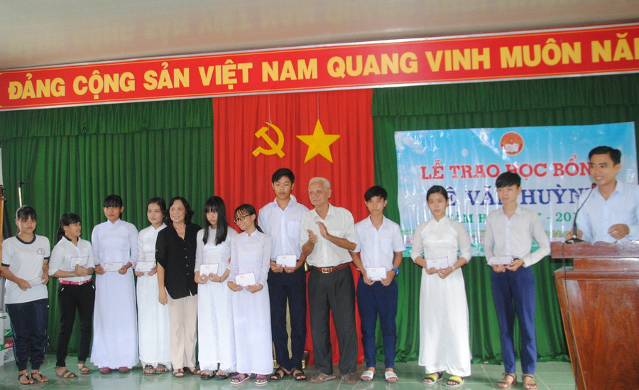 Đại diện Ban Quản lý Quỹ Khuyến học Lê Văn Huỳnh trao học bổng cho HS