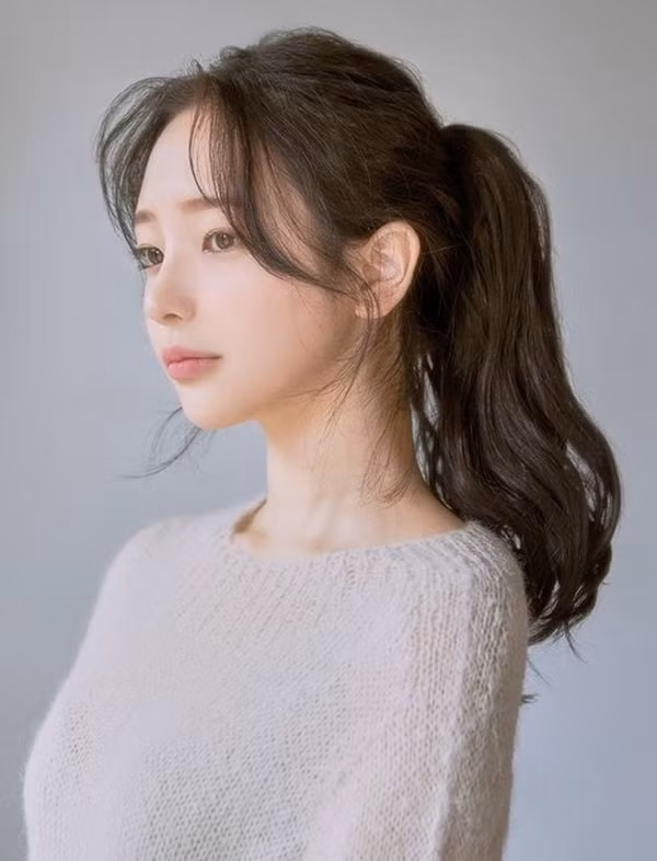 Buộc tóc đuôi ngựa thật cao, trông bạn thật ngọt ngào vào năng động. Bạn nên đánh rối phần đuôi tóc để mái tóc của mình trông dày dặn hơn.