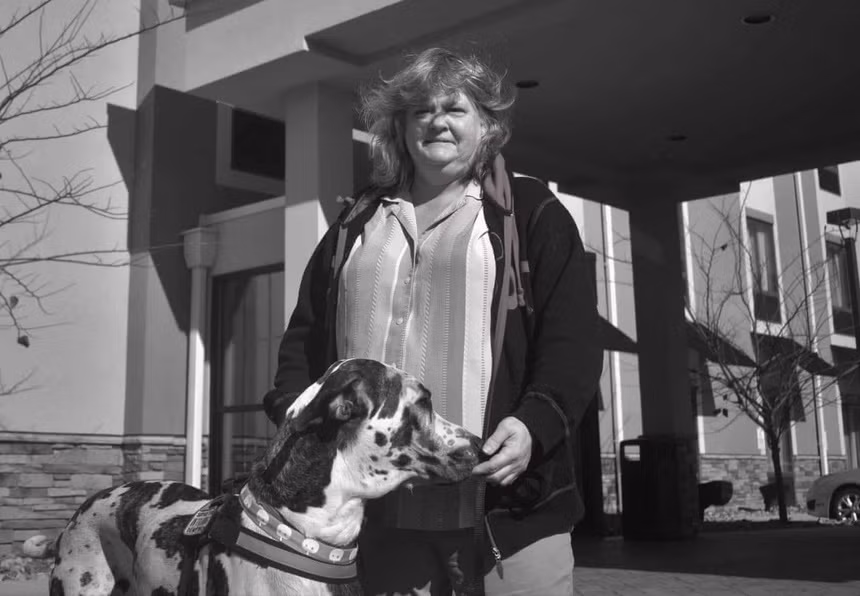 Bà Shana đang làm quen với cuộc sống mới. Ảnh: Narratively.