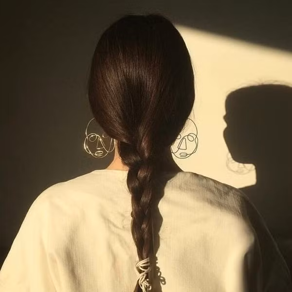 Tóc tết đuôi sam là kiểu tóc gọn gàng và không bao giờ lỗi mốt.