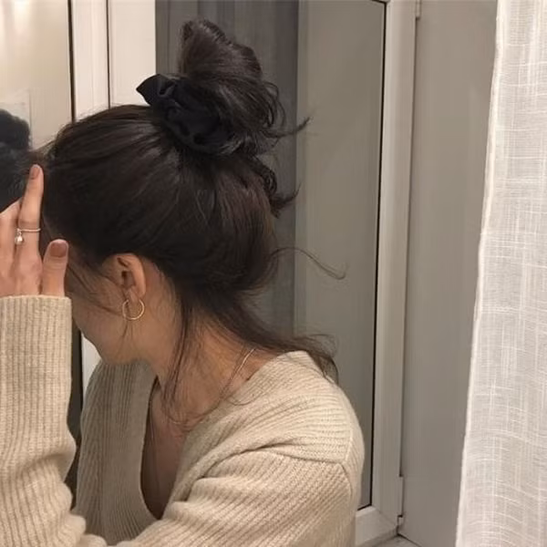 Tóc búi cao là kiểu tóc dễ làm giúp bạn gái lột xác với vẻ đẹp dịu dàng, sang chảnh.