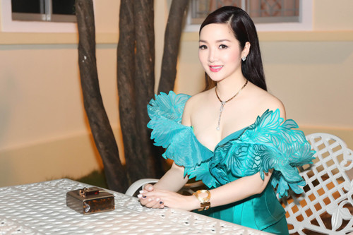 “Bỏng mắt” với váy áo bốc lửa của quý bà Giáng My ảnh 1 “Bỏng mắt” với váy áo bốc lửa của quý bà Giáng My ảnh 1