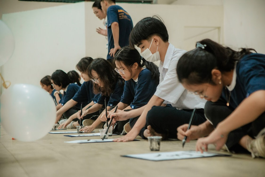 Học sinh Trường THPT chuyên Lê Quý Đôn, Bình Định. Học sinh Trường THPT chuyên Lê Quý Đôn, Bình Định.