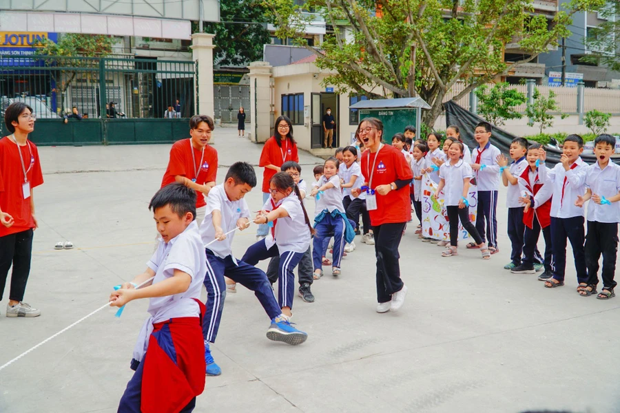 Các em nhỏ hào hứng tham gia trò chơi trong chương trình.