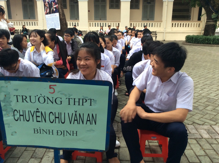 Học sinh Trường THPT chuyên Chu Văn An, Bình Định. Học sinh Trường THPT chuyên Chu Văn An, Bình Định.