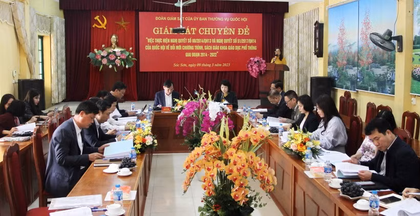 Đoàn công tác của Ủy ban Thường vụ Quốc hội thực hiện giám sát chuyên đề tại Trường Tiểu học Phù Linh (huyện Sóc Sơn, Hà Nội).