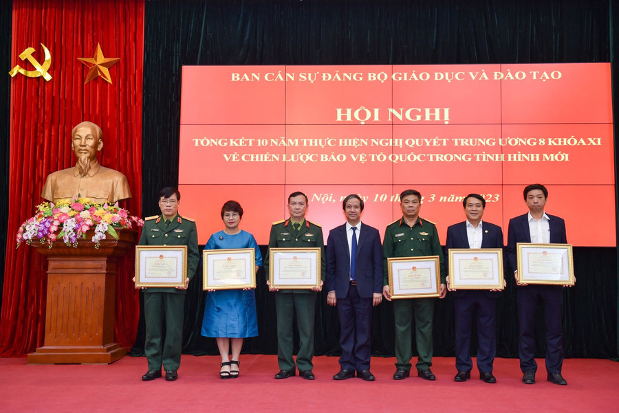 Ban Cán sự Đảng Bộ GD&amp;ĐT khen thưởng 6 tập thể có thành tích xuất sắc trong thực hiện Nghị quyết Trung ương 8, khóa XI.