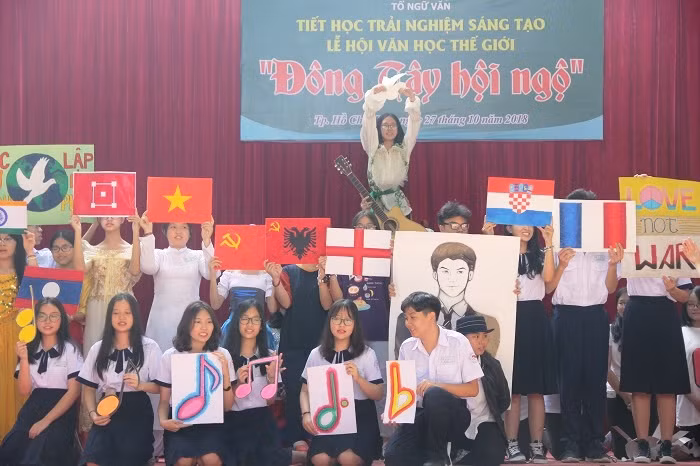 Hoạt cảnh của lớp 10A8 và 10B2 