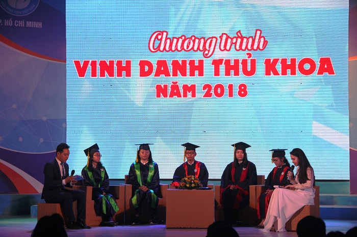 Các thủ khoa giao lưu tại lễ vinh danh.