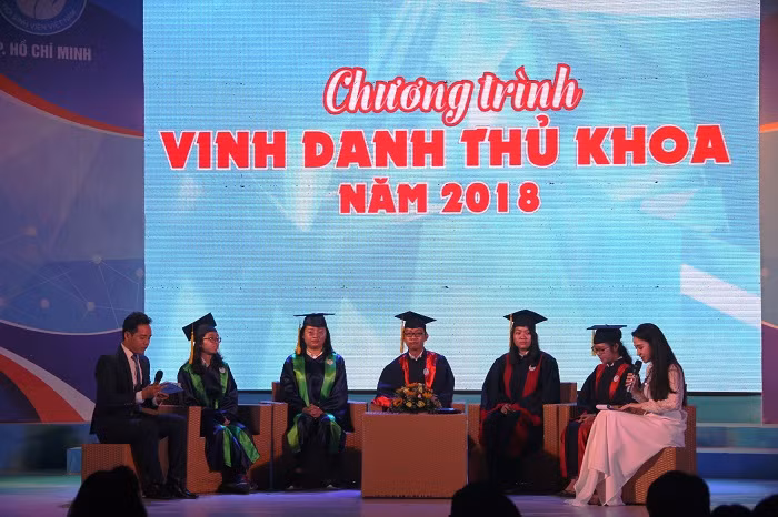 Các thủ khoa giao lưu tại lễ vinh danh.