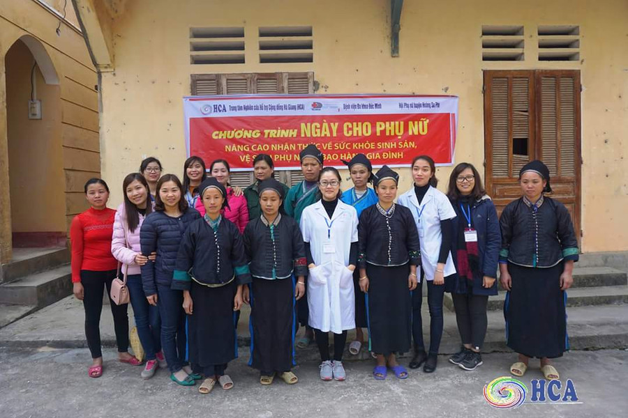 Hoàng Diệu Thúy (thứ 2 từ phải sang) cùng đoàn bác sĩ và cán bộ Hội Phụ nữ huyện Hoàng Su Phì (Hà Giang) Hoàng Diệu Thúy (thứ 2 từ phải sang) cùng đoàn bác sĩ và cán bộ Hội Phụ nữ huyện Hoàng Su Phì (Hà Giang)