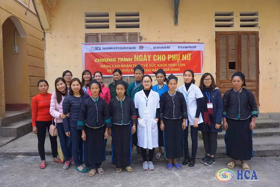 Hoàng Diệu Thúy (thứ 2 từ phải sang) cùng đoàn bác sĩ và cán bộ Hội Phụ nữ huyện Hoàng Su Phì (Hà Giang) Hoàng Diệu Thúy (thứ 2 từ phải sang) cùng đoàn bác sĩ và cán bộ Hội Phụ nữ huyện Hoàng Su Phì (Hà Giang)