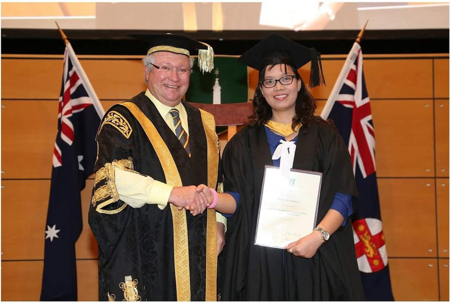 Hoàng Diệu Thúy trong lễ tốt nghiệp tại Đại học Macquarie Hoàng Diệu Thúy trong lễ tốt nghiệp tại Đại học Macquarie