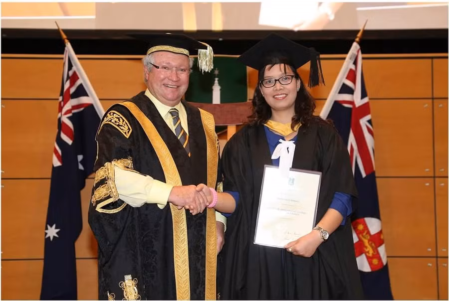 Hoàng Diệu Thúy trong lễ tốt nghiệp tại Đại học Macquarie Hoàng Diệu Thúy trong lễ tốt nghiệp tại Đại học Macquarie